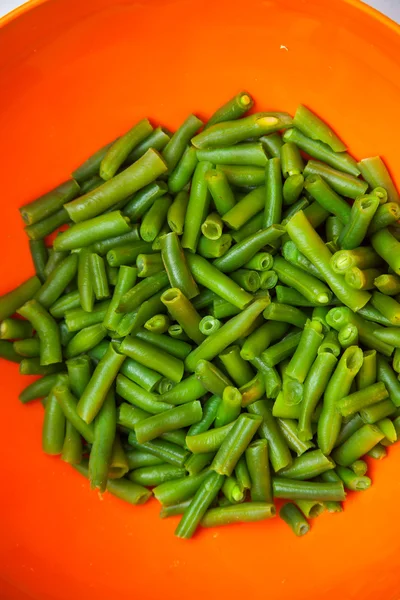 Cooked green beans with sesame seeds in frying pan — Stock Photo, Image