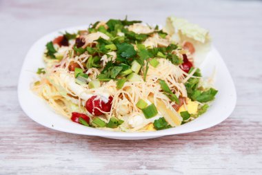 Taze salata bir kase, üstten görünüm