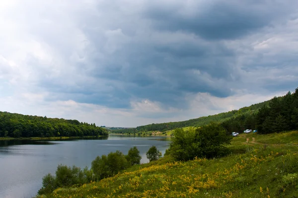 Zomer landschap mistige ochtend op de rivier in de west-Oekraïne en de spoorlijn langs de kust — Stockfoto