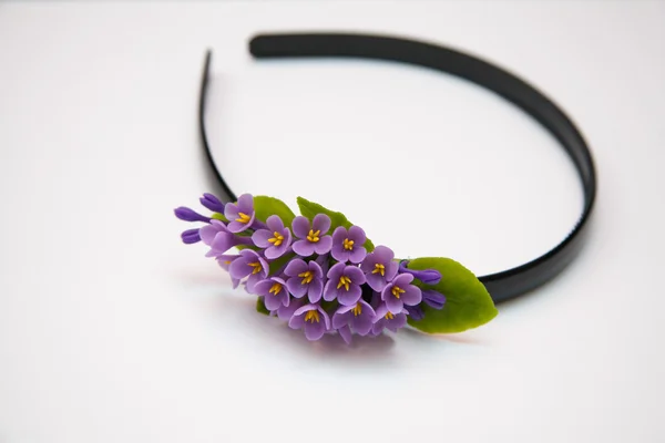 Reifen aus Blumen, Kranz mit farbigen. Handarbeit auf Weiß. Zubehör. künstlich. Haaraccessoires. Schönheit. Mode. Deko für den Kopf. — Stockfoto