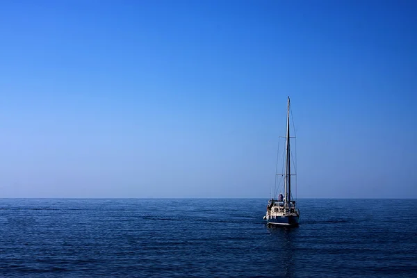 Kıyıya yaklaşan deniz tekne