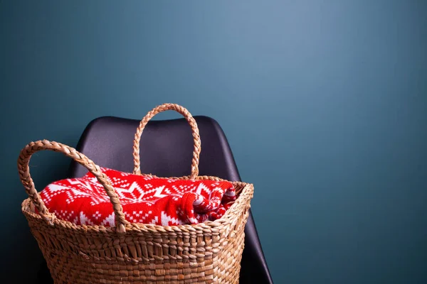 Poltrona com cesta de Natal e suéter, presentes, férias, Ano Novo semelhante — Fotografia de Stock