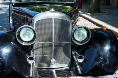 Eski siyah bir Moskovalı 401 arabası ve eski bir Mercedes. Eski bir araba festivalinin parçası.