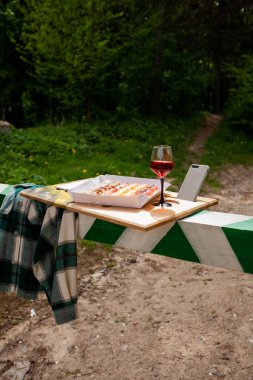 Lezzetli renkli suşi ruloları ve doğada bir bardak beyaz