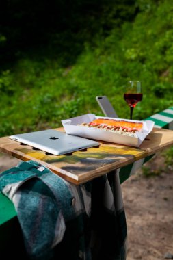 Lezzetli renkli suşi ruloları ve doğada bir bardak beyaz