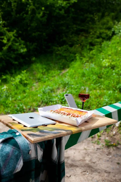 Lezzetli renkli suşi ruloları ve doğada bir bardak beyaz