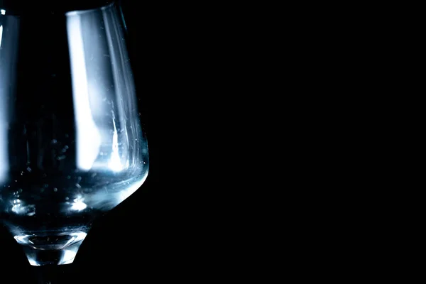 黒の背景のコピースペースにワインのグラス — ストック写真