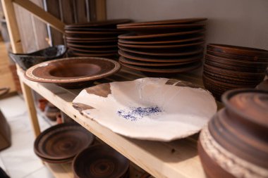 El yapımı mavi seramik kaseler ve tahta kaşık rustik ahşap masa mavi boyalı ahşap duvar karşı yığını.