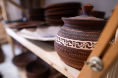 El yapımı mavi seramik kaseler ve tahta kaşık rustik ahşap masa mavi boyalı ahşap duvar karşı yığını.