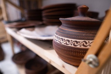 El yapımı mavi seramik kaseler ve tahta kaşık rustik ahşap masa mavi boyalı ahşap duvar karşı yığını.