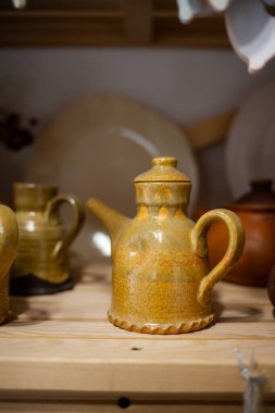 El yapımı mavi seramik kaseler ve tahta kaşık rustik ahşap masa mavi boyalı ahşap duvar karşı yığını.