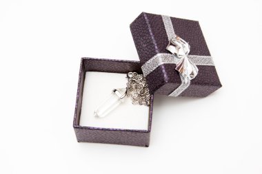 Beyaz arka planda mücevherler