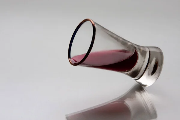 Glas wijn gebogen over de tabel — Stockfoto