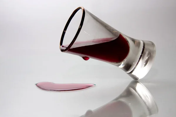 Masa üzerinde bükük şarap