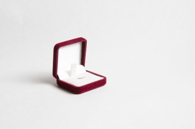 Beyaz arka planda mücevherler