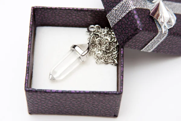 Beyaz arka planda mücevherler