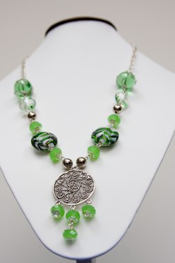 El yapımı takı ve renkli cam boncuk ile Anahtarlık