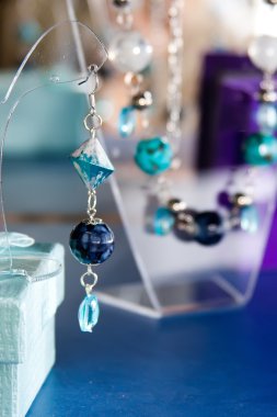 El yapımı takı ve renkli cam boncuk ile Anahtarlık