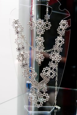 El yapımı takı ve renkli cam boncuk ile Anahtarlık