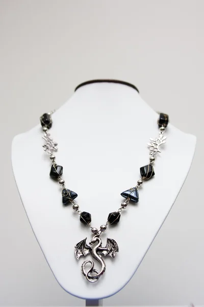 El yapımı takı ve renkli cam boncuk ile Anahtarlık