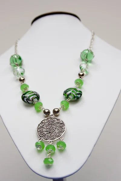 El yapımı takı ve renkli cam boncuk ile Anahtarlık