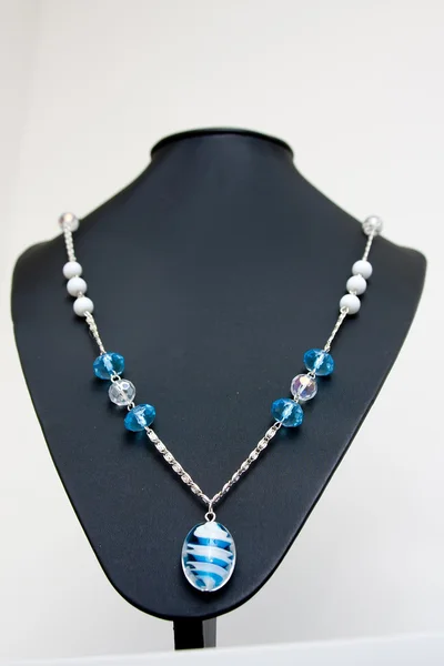 El yapımı takı ve renkli cam boncuk ile Anahtarlık