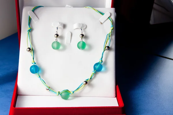 Bijoux et porte-clés faits à la main avec des perles de verre colorées — Photo