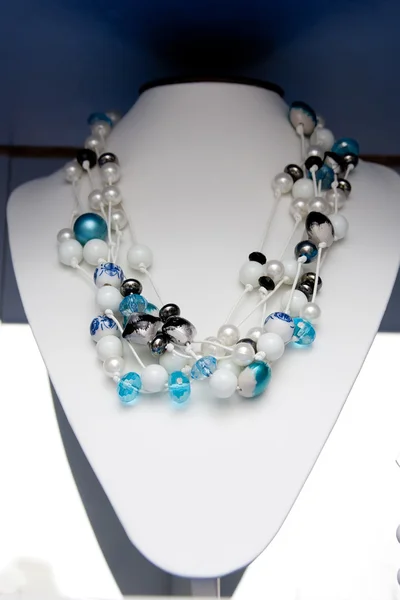 El yapımı takı ve renkli cam boncuk ile Anahtarlık