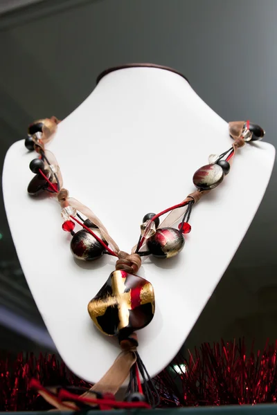 El yapımı takı ve renkli cam boncuk ile Anahtarlık