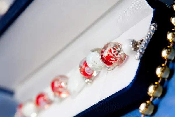 Handgemaakte sieraden en sleutelhangers met kleurrijke glaskralen — Stockfoto