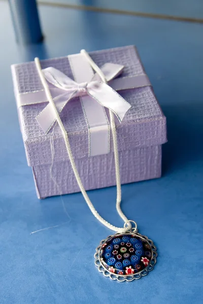 El yapımı takı ve renkli cam boncuk ile Anahtarlık