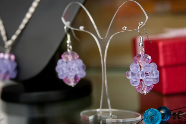 Handgemaakte sieraden en sleutelhangers met kleurrijke glaskralen — Stockfoto