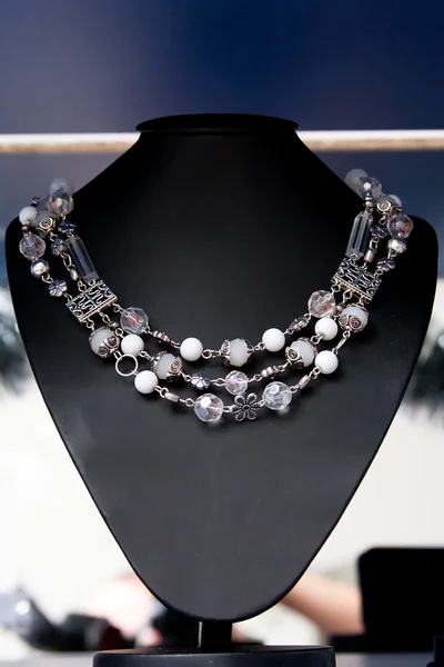 El yapımı takı ve renkli cam boncuk ile Anahtarlık