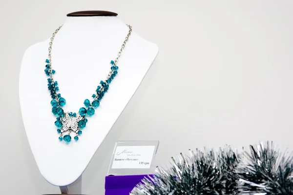 El yapımı takı ve renkli cam boncuk ile Anahtarlık