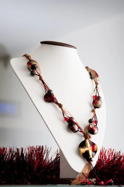 Handgemaakte sieraden en sleutelhangers met kleurrijke glaskralen — Stockfoto