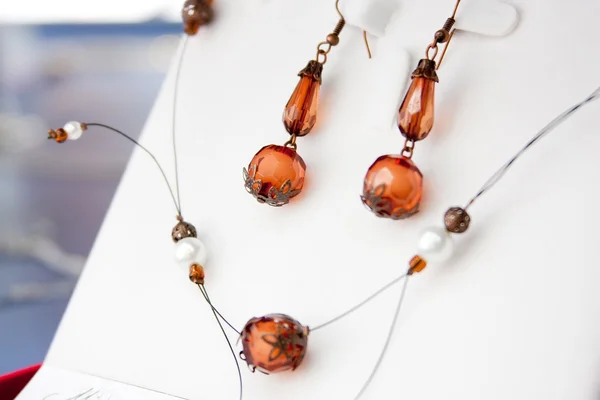 El yapımı takı ve renkli cam boncuk ile Anahtarlık