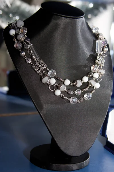 Handgjorda smycken och nyckelringar med färgglada glaspärlor — Stockfoto