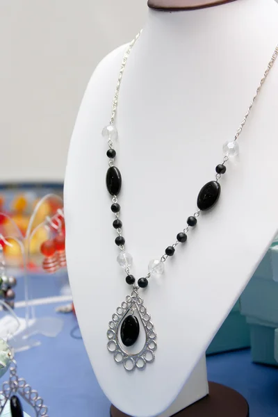 El yapımı takı ve renkli cam boncuk ile Anahtarlık