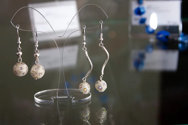 Handgemaakte sieraden en sleutelhangers met kleurrijke glaskralen — Stockfoto