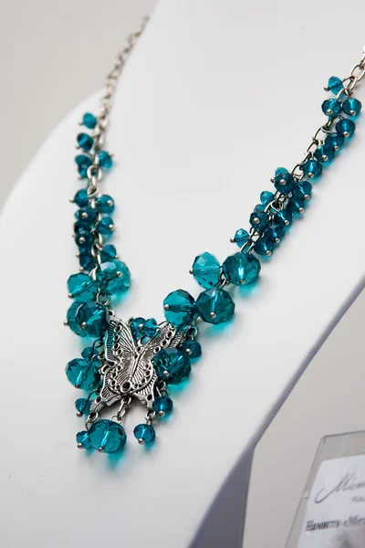 El yapımı takı ve renkli cam boncuk ile Anahtarlık