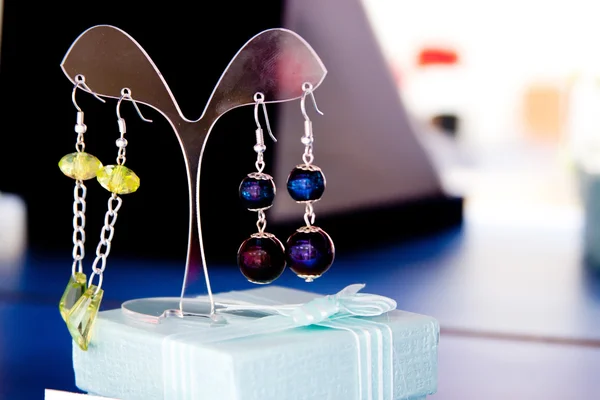 Handgjorda smycken och nyckelringar med färgglada glaspärlor — Stockfoto