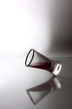 Üç kırmızı beyaz şarap bardakları üst üste duran