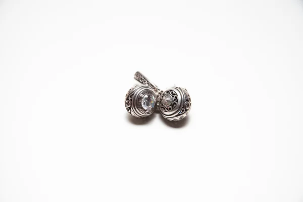 Stříbrné šperky s drahými kameny — Stock fotografie