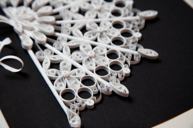 Origami Noel ağacının beyaz zemin üzerine izole