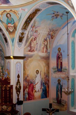 Kilise içinde boyalı dini simgeler