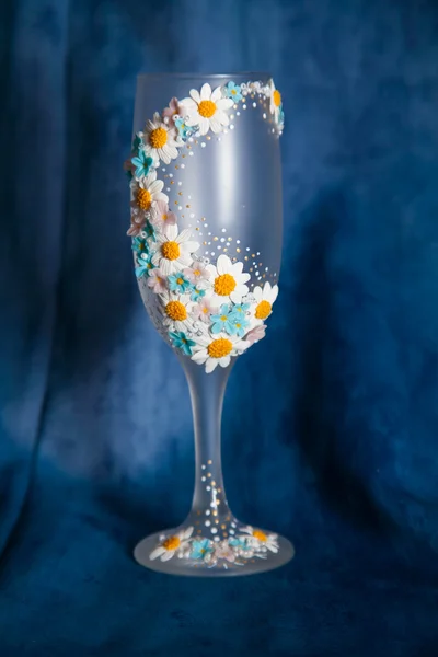 Dois copos de champanhe pronto para a celebração de Natal, em fundo bloo — Fotografia de Stock