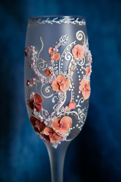 İki bardak şampanya bloo arka plan üzerinde Noel kutlaması için hazır