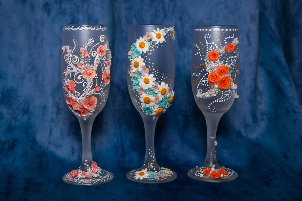 İki bardak şampanya bloo arka plan üzerinde Noel kutlaması için hazır