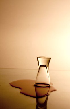 Masada bir kadeh şarap.