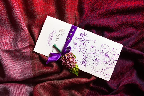Flores lilás no fundo vermelho. cartão de saudação com amostra de texto estilo retro imagem tonificada — Fotografia de Stock